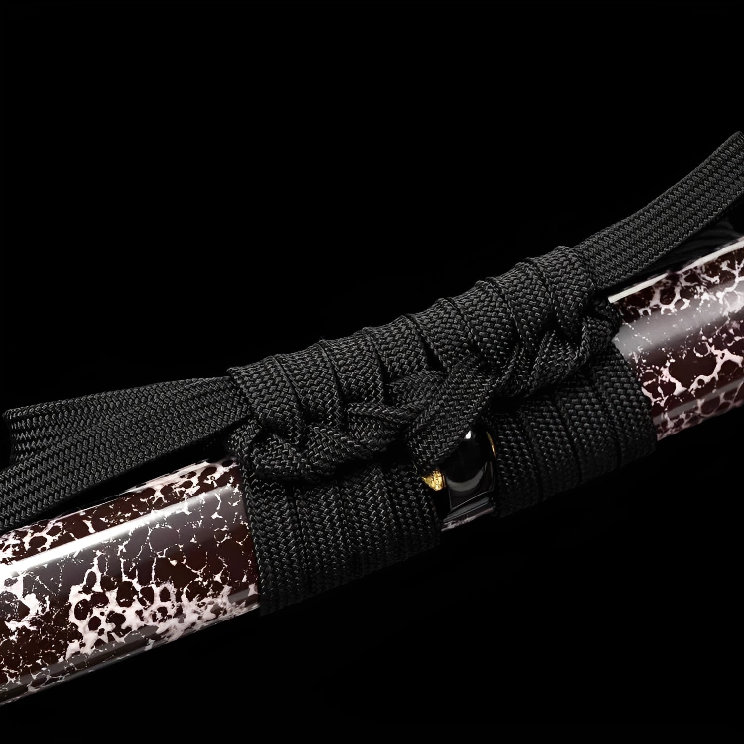 Akanokiba Katana - 赤の牙 — Griff-Detail mit Rochenhaut und Menuki