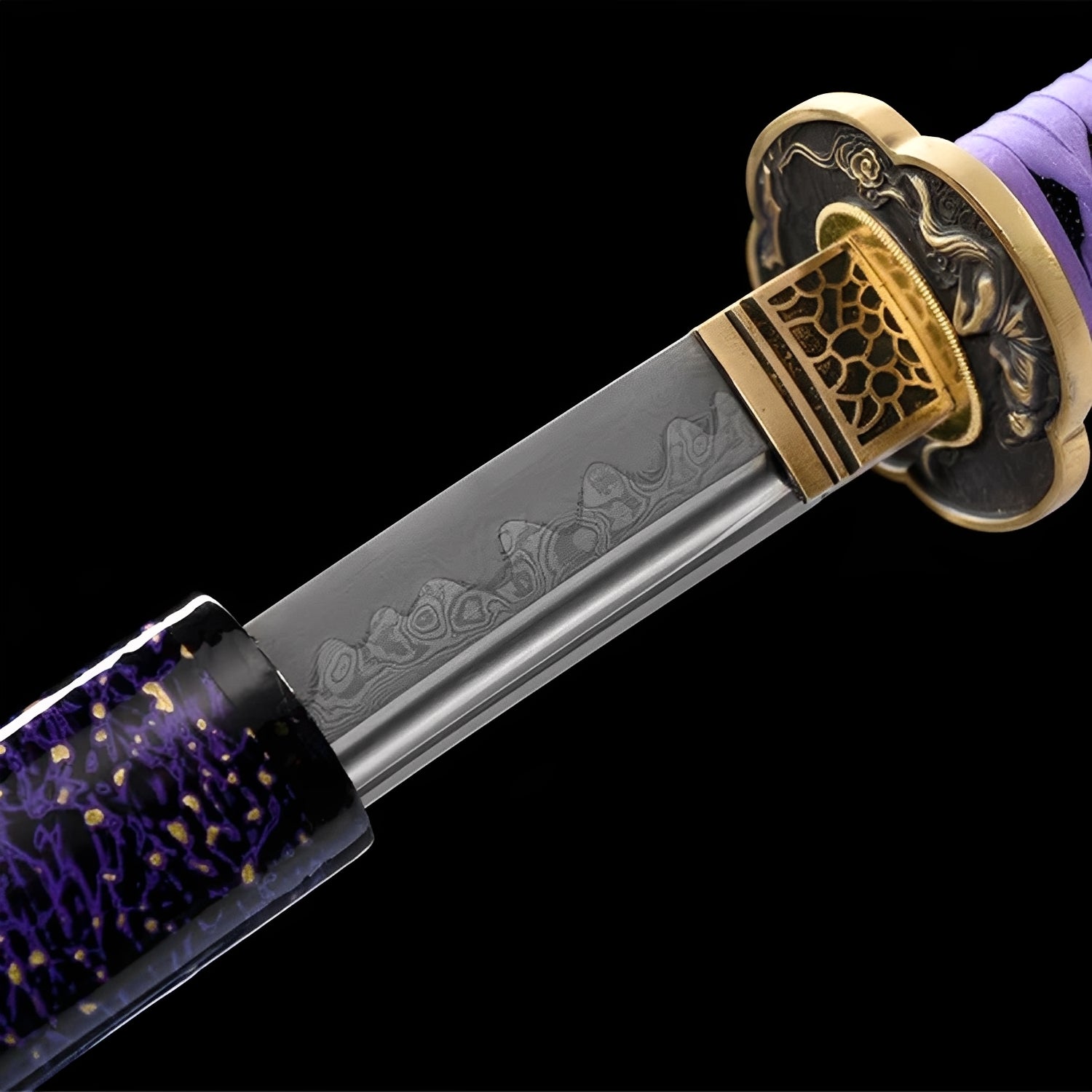 Amethyst Nebel Katana - 星雲魂刀 — Griff-Detail mit Rochenhaut und Menuki