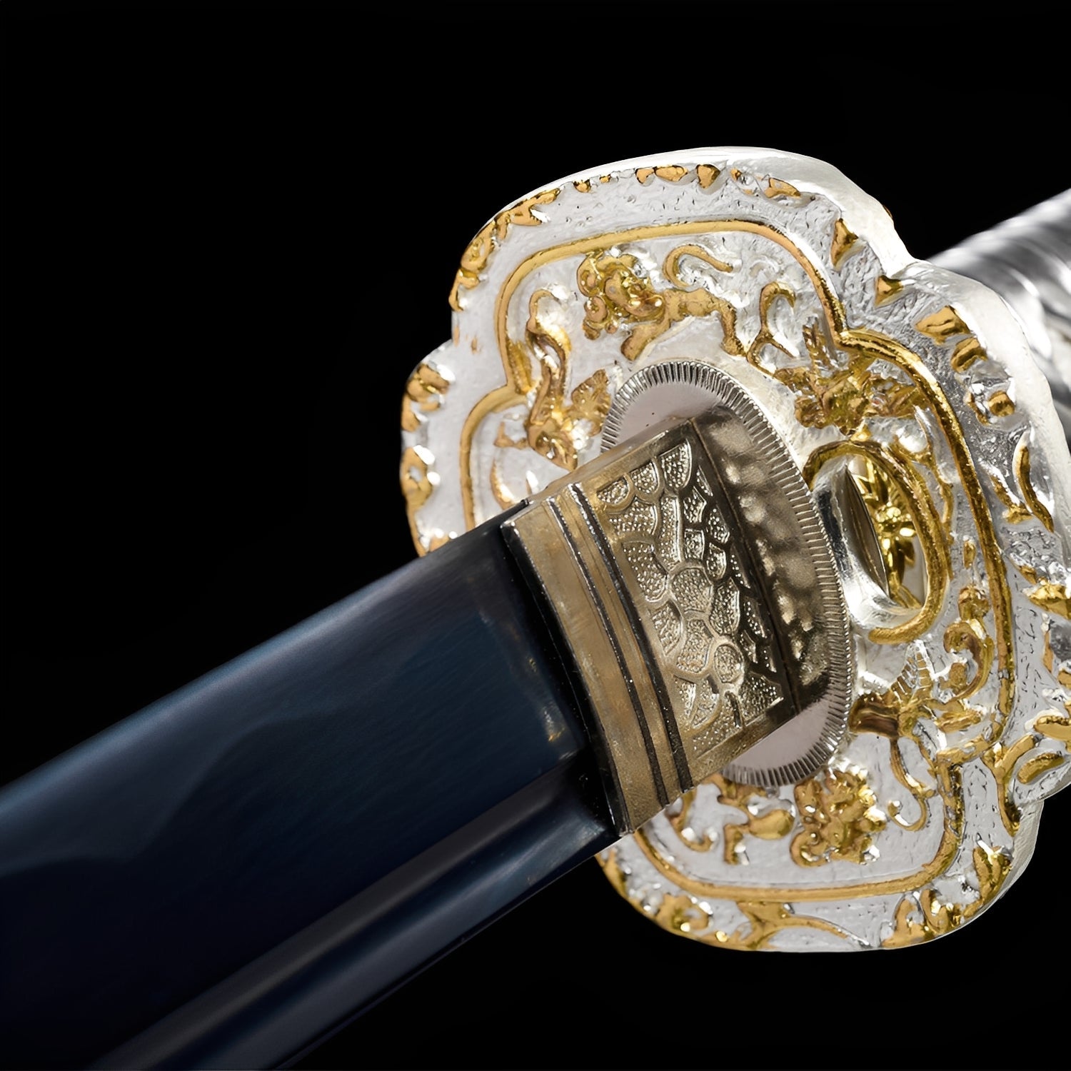 Aoi Seika Katana - の太刀 — Griff-Detail mit Rochenhaut und Menuki