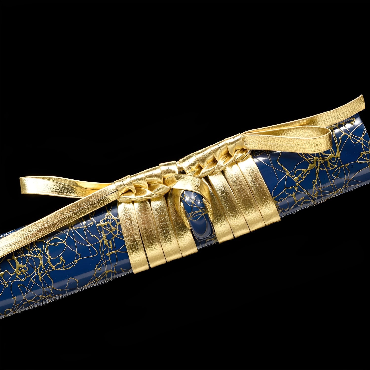 Aoi Seika Katana Saya-Detail mit goldenen Kintsugi-Crackle-Adern, die sich über marineblauen Lack ausbreiten