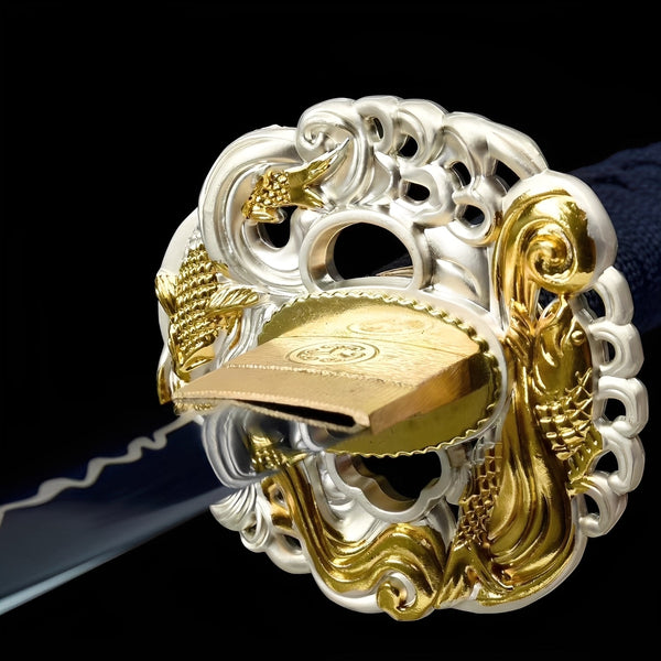 Aokami Katana auf Holzständer mit glänzend marineblauer Saya und weißer Koi-Sekundärsaya