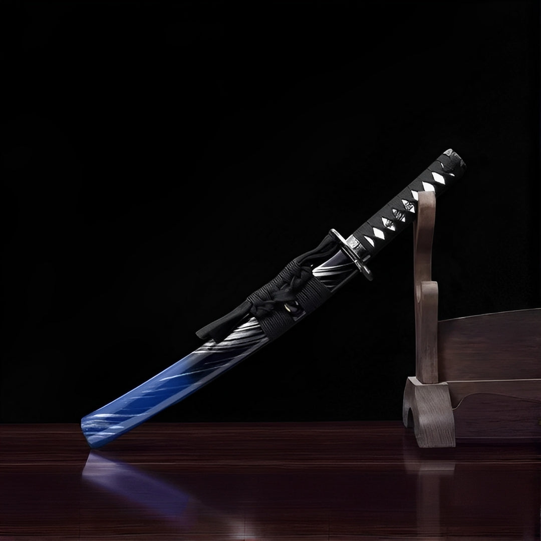 Aoto Tanto (T10-Stahl) - 青刀 — Komplett-Ansicht mit Saya auf Holz-Display-Ständer