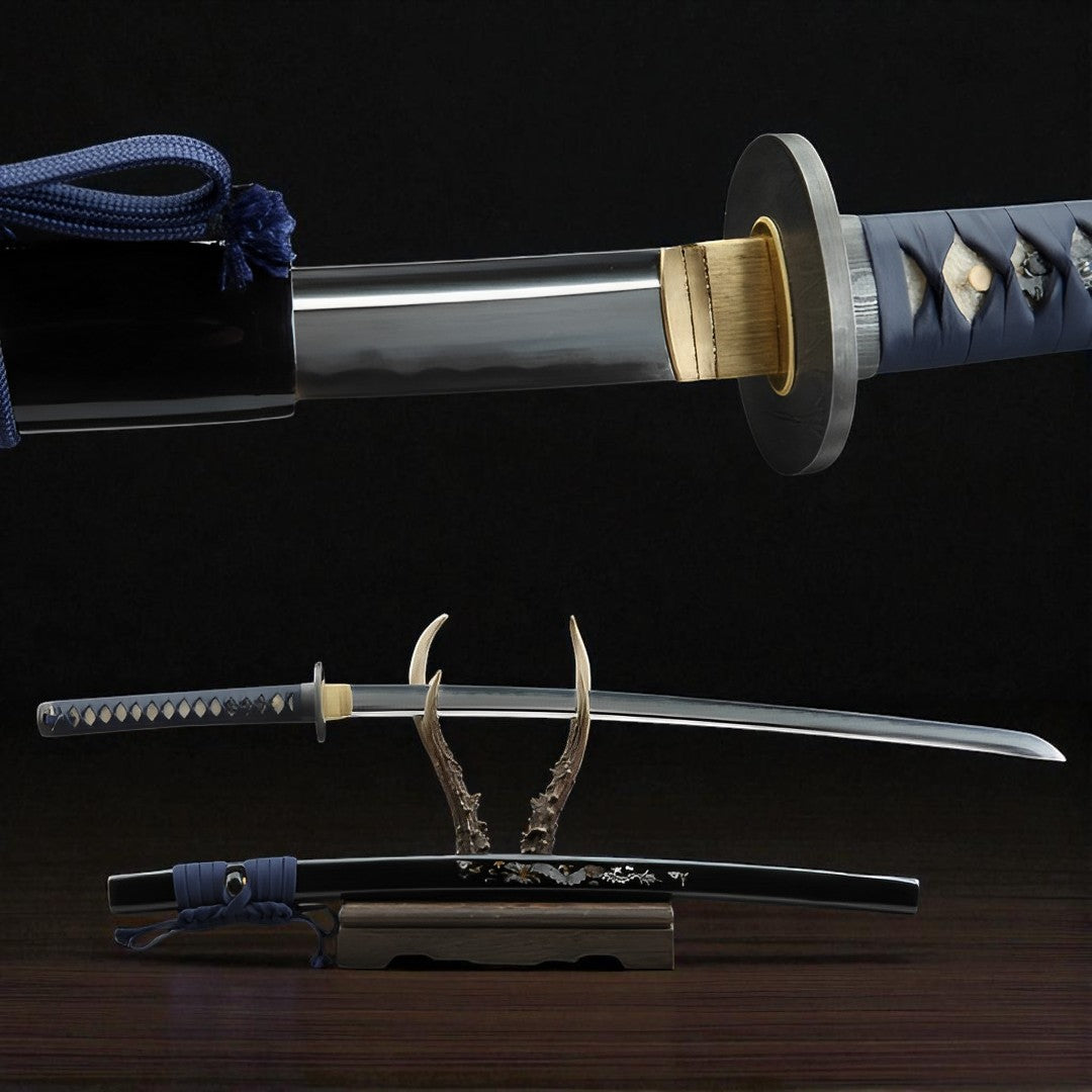 Atsu Katana auf bronzefarbenem Ständer im Horn-Stil mit Muschel-Saya und Drachen-Gravur