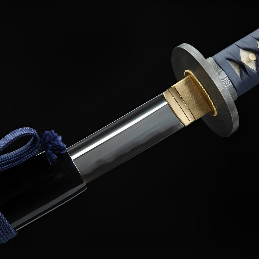 Atsu Katana Nahaufnahme der lehmgehärteten Damaststahl-Klinge mit Bo-Hi und echtem Hamon