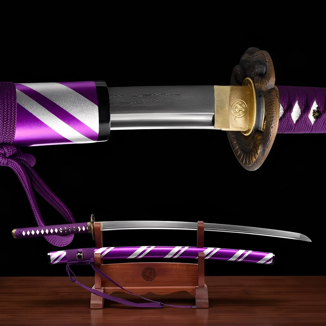 Baioretto Katana auf Holzständer mit lila Saya und diagonalen silber-weißen Bonbon-Streifen