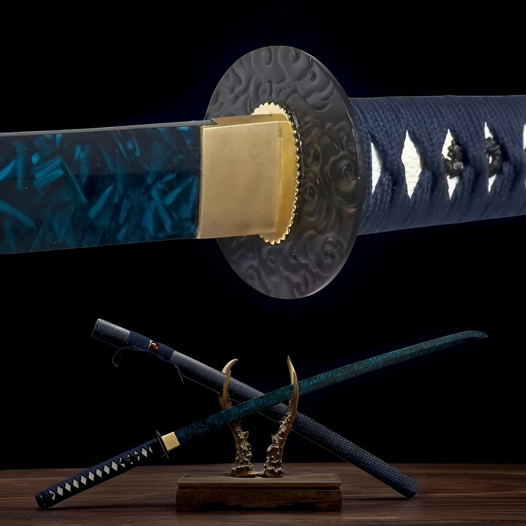 Blaue Klinge Katana - 蒼結晶 — Komplett-Ansicht mit Saya und Display-Ständer