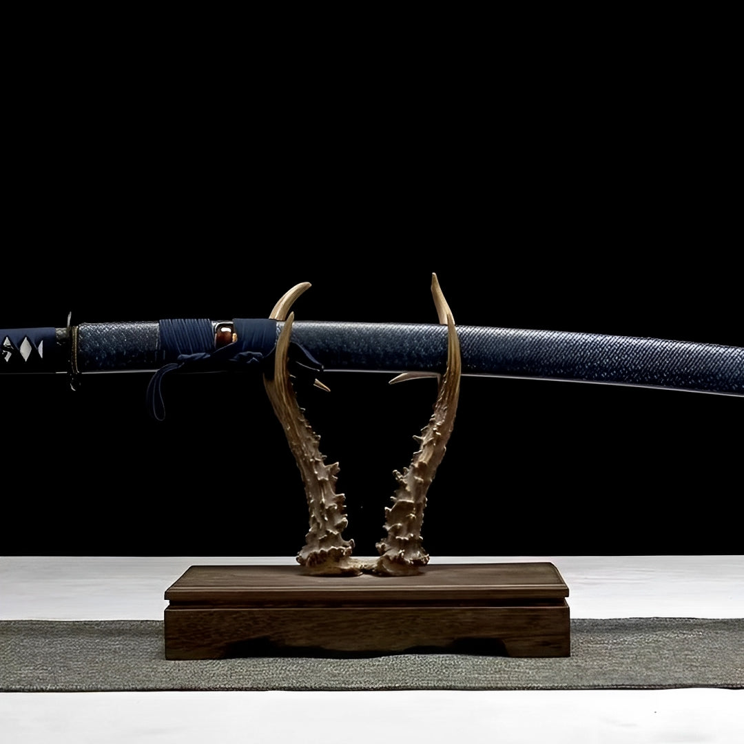 Blaue Klinge Katana - 蒼結晶 — Saya und Griff Detail mit Beschlägen