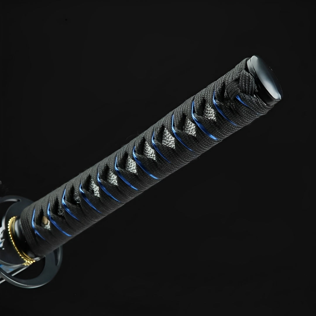 Cyberpunk Katana auf Display-Ständer mit Neon-blauer Klinge und schwarzer Saya mit cyan Streifen