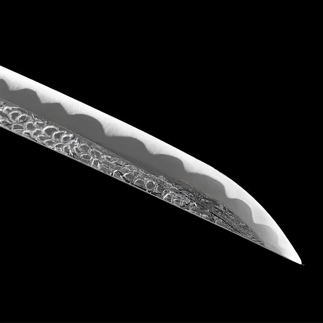 Elden Ring Katana auf kunstvollem Ständer mit anthrazit gesprenkelter Saya in Tarnished-Ästhetik