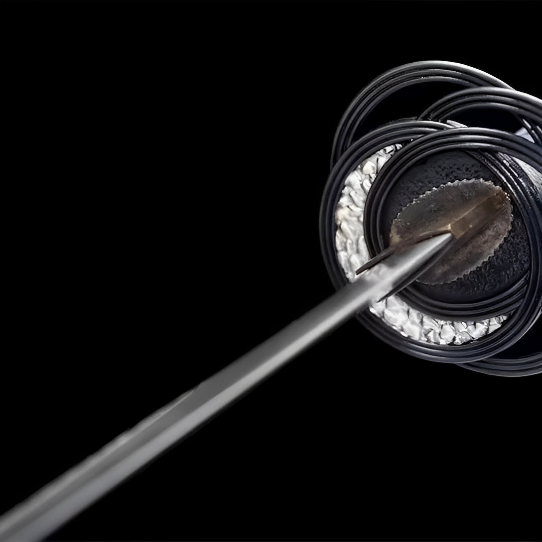 Elden Ring Katana (Damaststahl & Hamon) - 静刀 — Griff-Detail mit Rochenhaut und Menuki