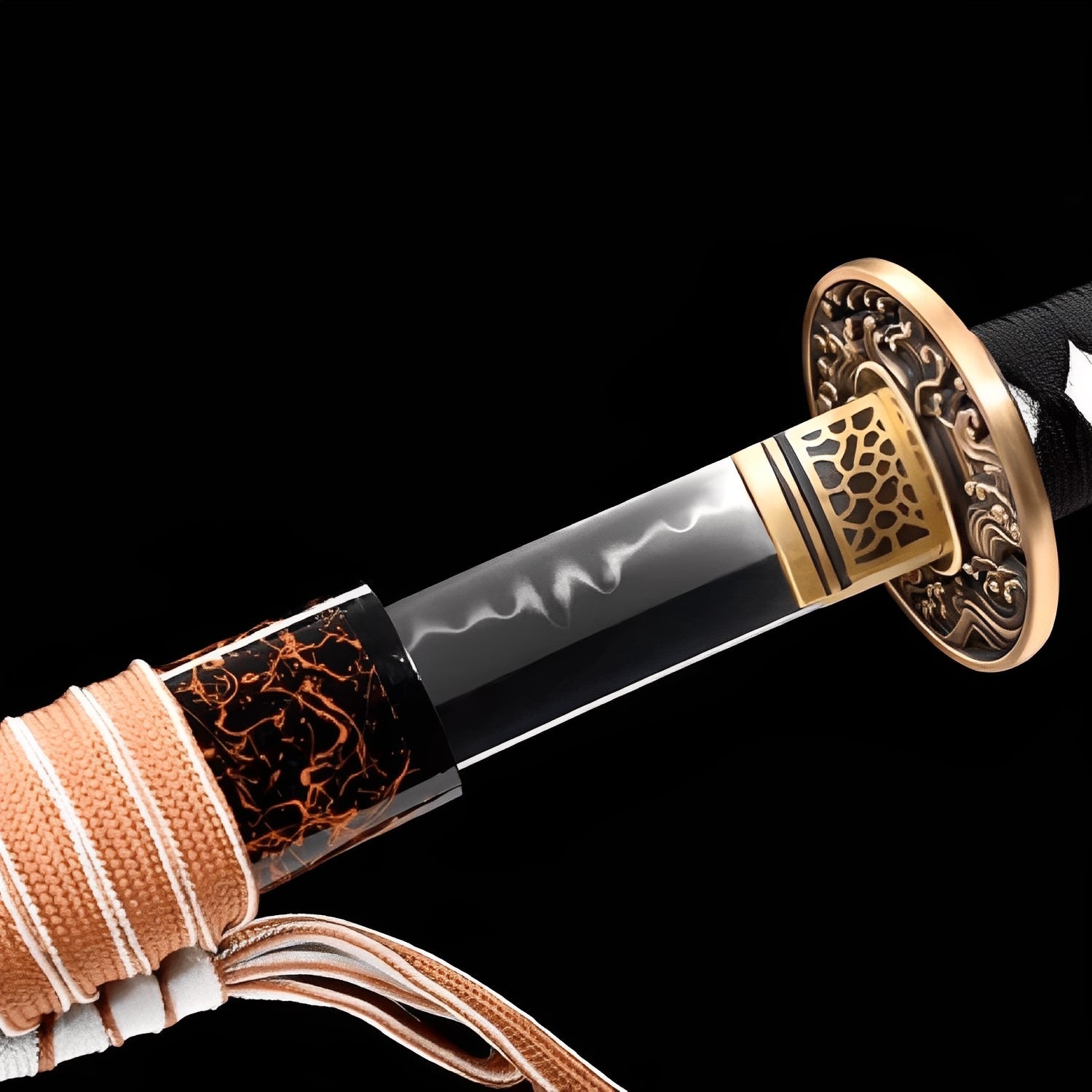Enbanaito Katana Nahaufnahme der T10-Klinge mit echtem Hamon und Wellen-Gravuren