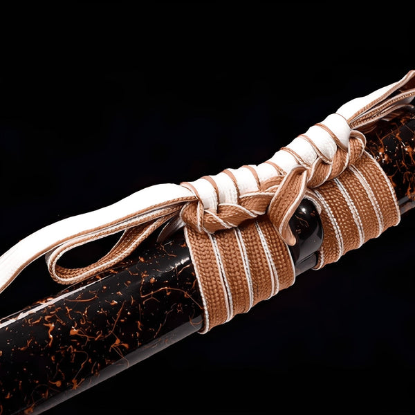 Enbanaito Katana auf Holzständer mit 武-Kanji, schwarze Saya mit kupfernen Glut-Adern