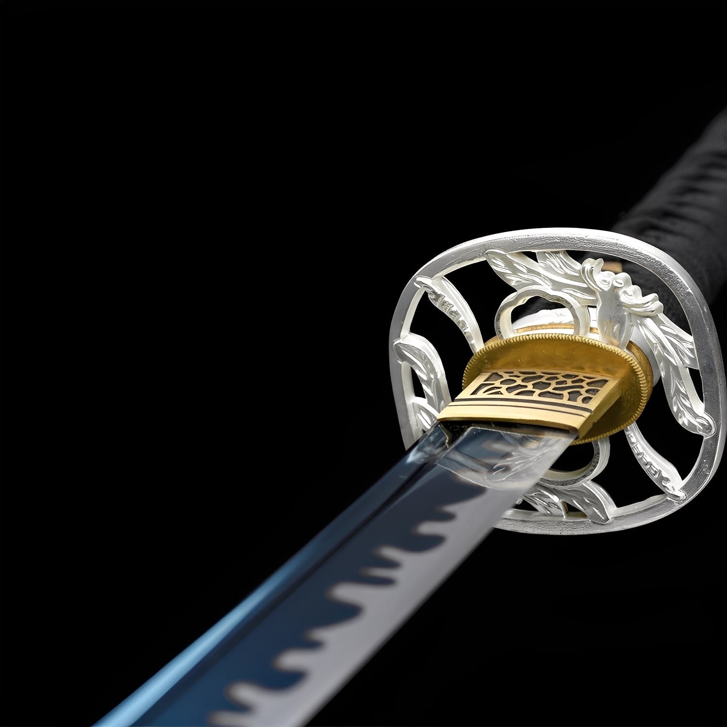 Erdbrecher Katana - 大地破刀 — Griff-Detail mit Rochenhaut und Menuki