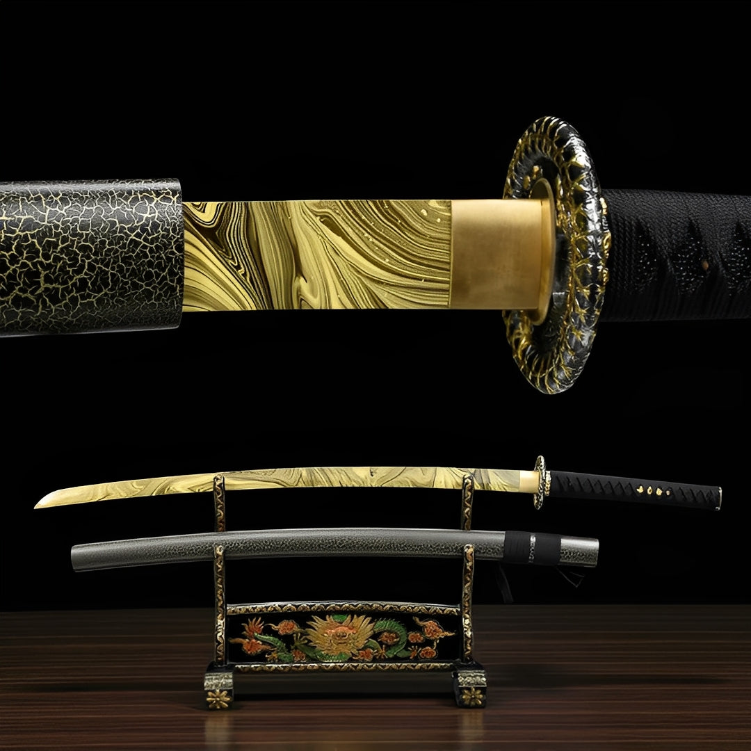 Geschmolzenes Gold Katana - 溶金刀 — Komplett-Ansicht mit Saya und Display-Ständer