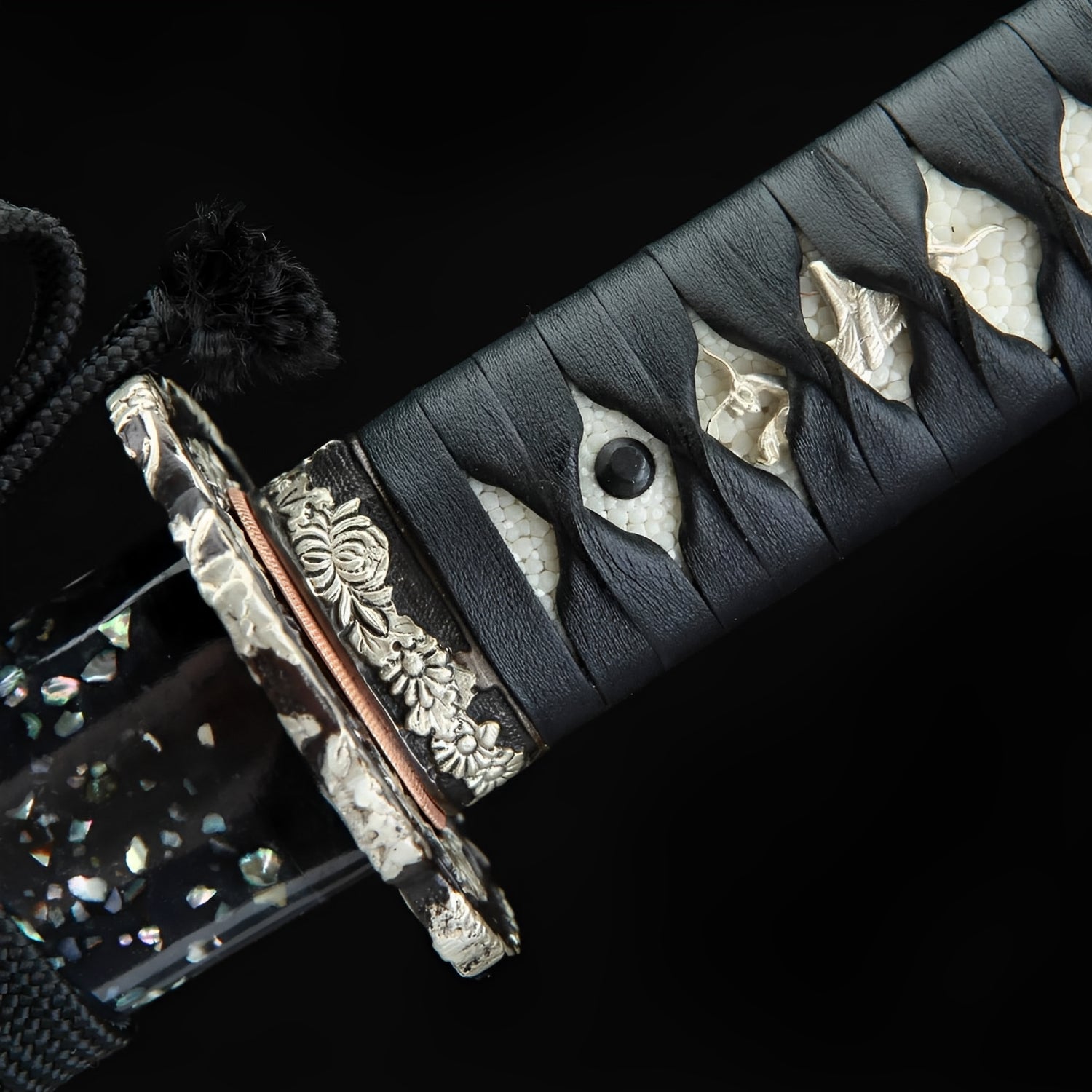 Ginkai Katana (T10-Stahl & echter HITATSURA-Hamon) - 霧雷 — Griff-Detail mit Rochenhaut und Menuki