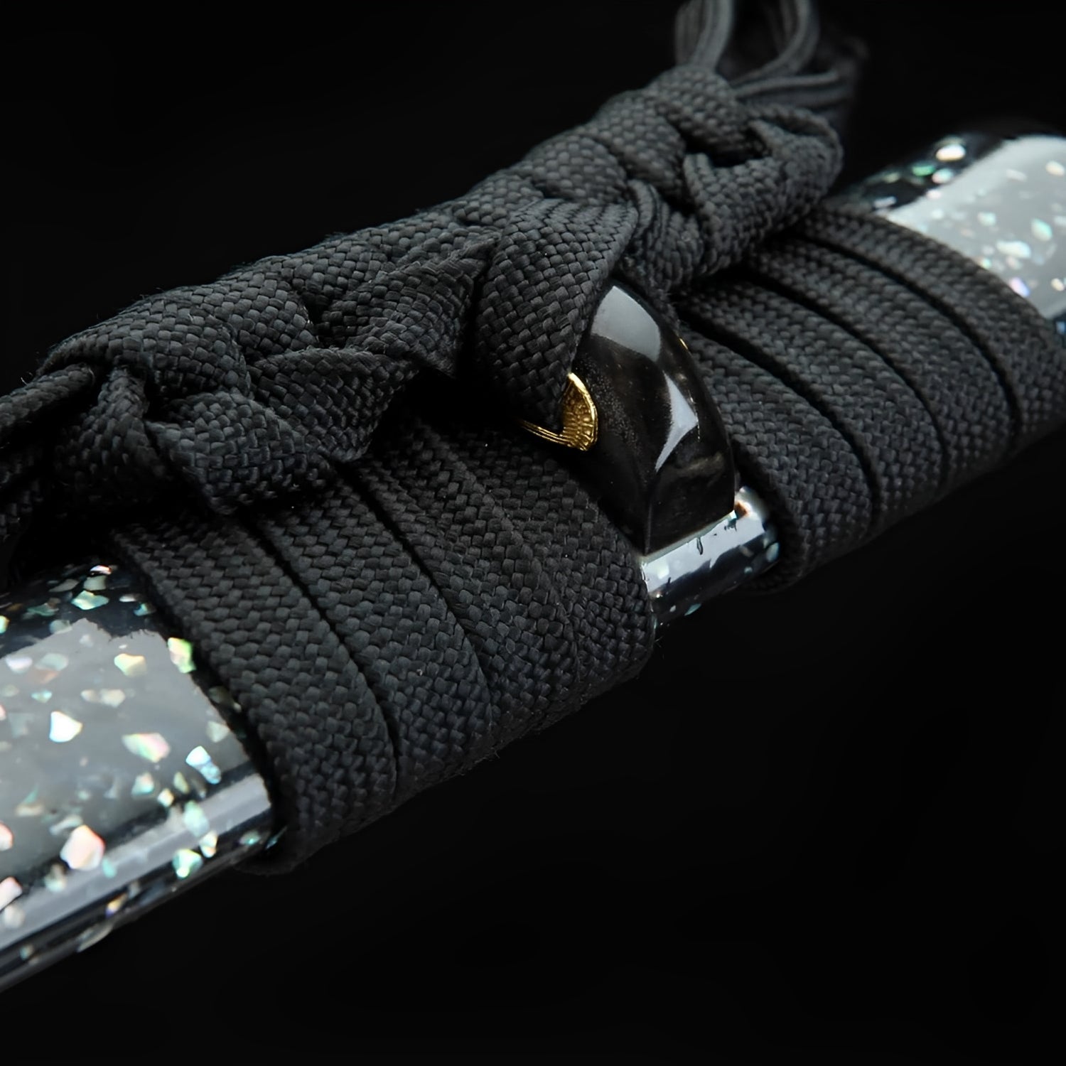 Ginkai Katana (T10-Stahl & echter HITATSURA-Hamon) - 霧雷 — Tsuba Nahaufnahme und Ito-Wicklung