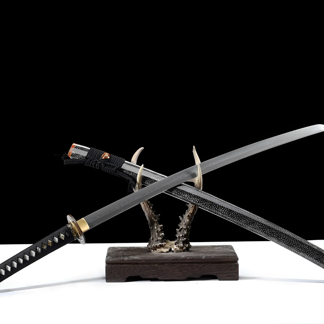 Ginto Katana auf bronzefarbenem Ständer im Horn-Stil mit echter Rochenhaut-Saya