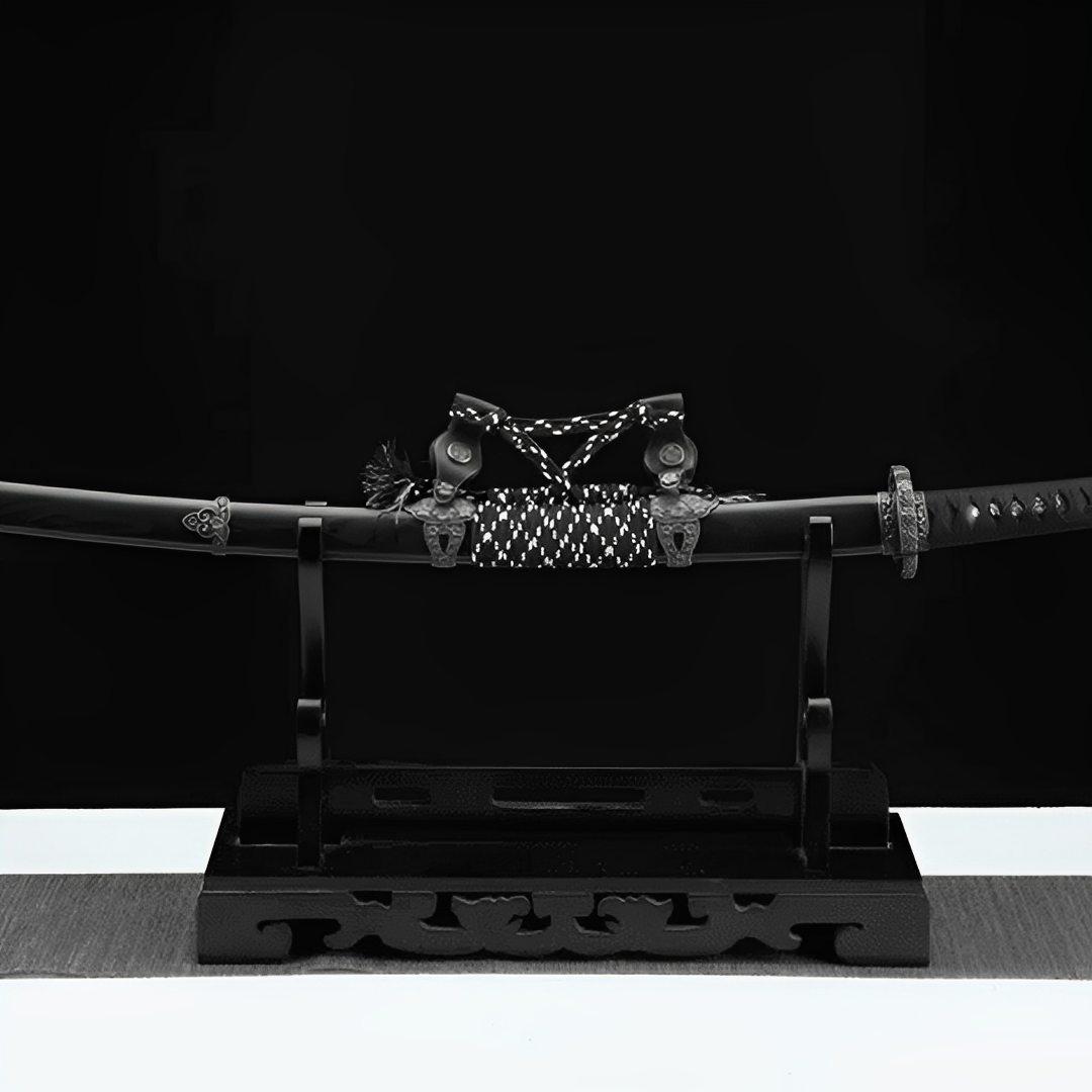 Hanachi Katana auf schwarzem Ständer mit lackierter Holz-Saya und sichtbarer dunkler Maserung