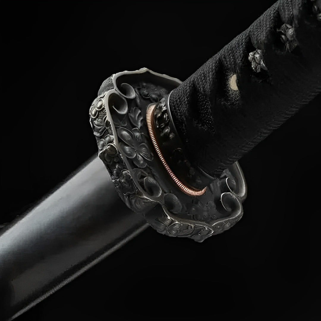 Hanachi Katana (Damaststahl & echter Hamon) - 花道 — Griff-Detail mit Rochenhaut und Menuki