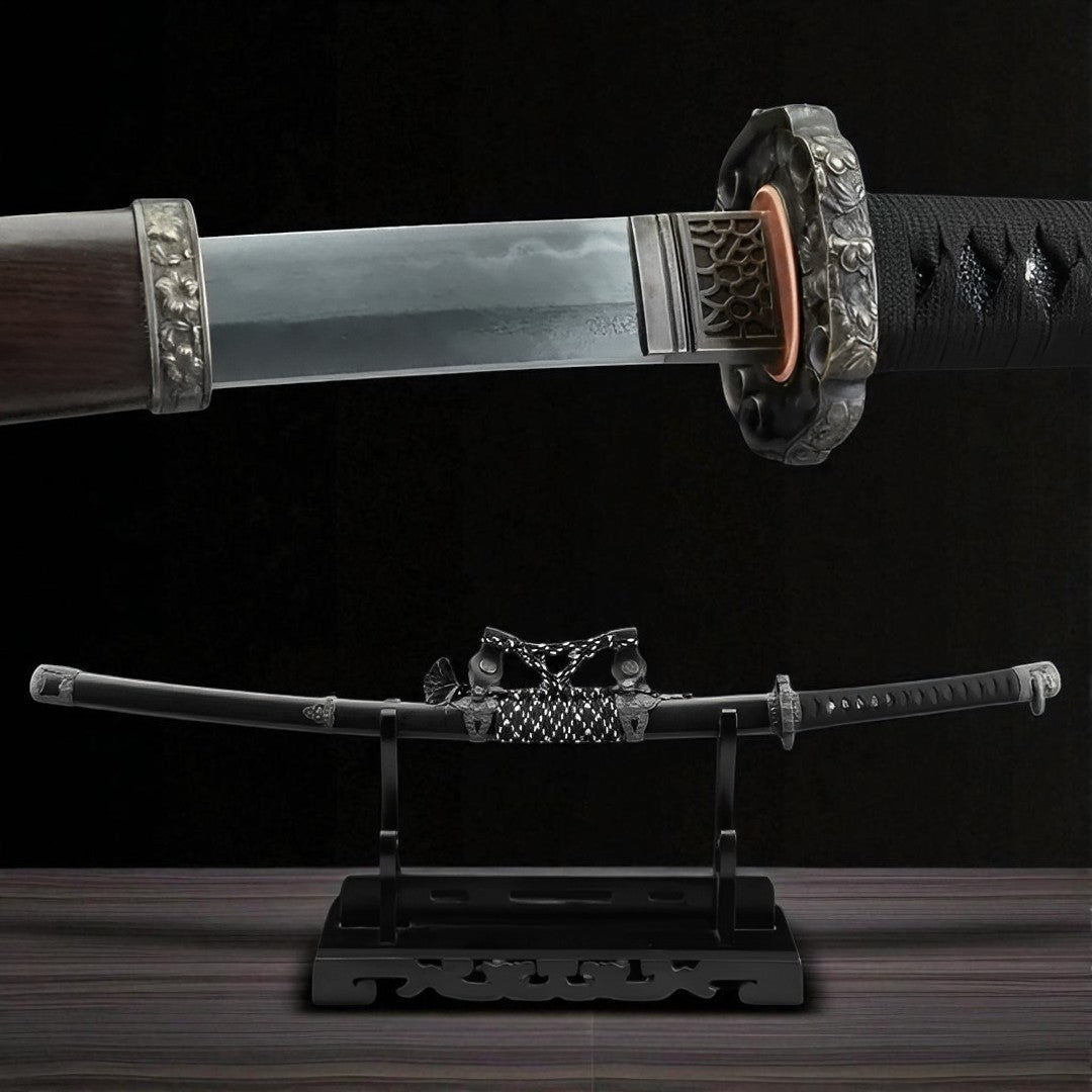 Hanachi Katana auf schwarzem Ständer mit lackierter Holz-Saya und sichtbarer dunkler Maserung
