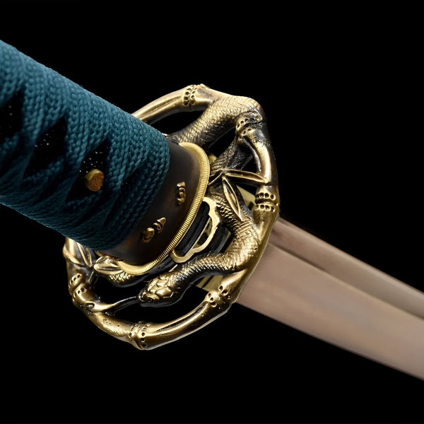 Harugasumi Katana auf Display-Ständer mit hellgrüner Saya mit Wakaba-Bemalung und grünem Griff