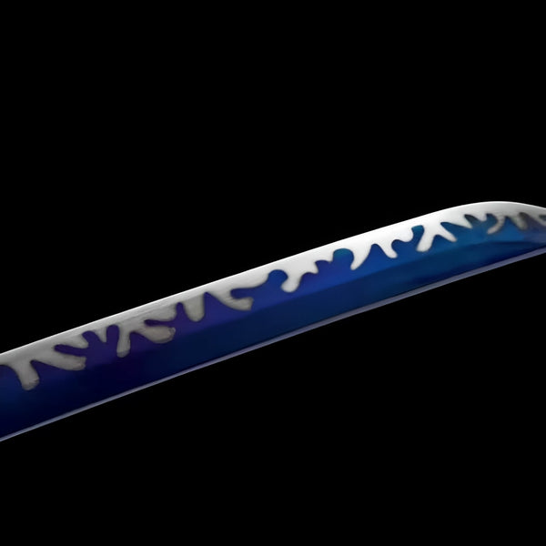 Hekinan Katana auf Display-Ständer mit hellblauer Saya und weißen Seigaiha-Wellenmustern