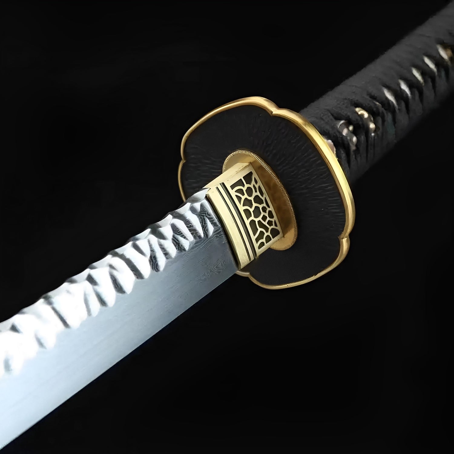 Hizakura Katana auf Display-Ständer mit weißer T10-Klinge, schwarzer Saya mit rosa Sakura und rosa Griff