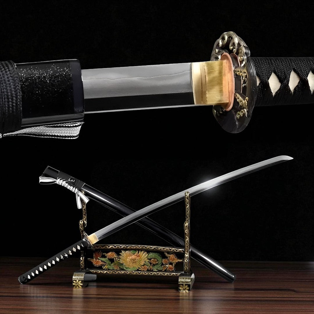 Kagekuro Katana auf kunstvollem Ständer mit schwarzer Saya und silber-vergoldeten Beschlägen