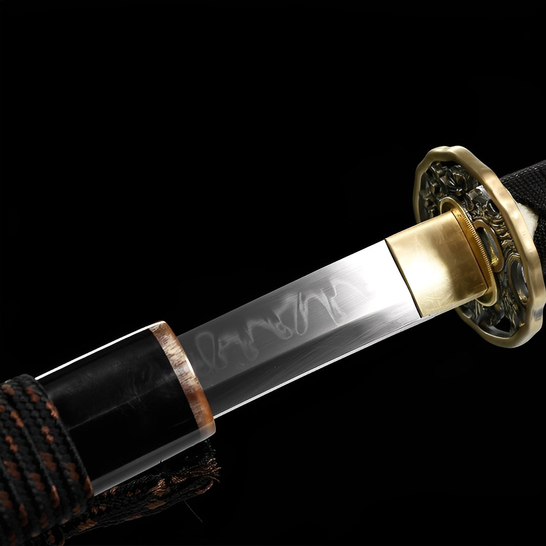 Kaiserliches Katana - 皇影刀 — Tsuba Nahaufnahme und Ito-Wicklung