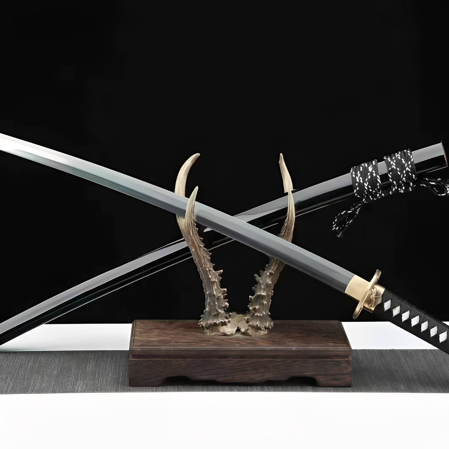 Kamakura Katana - 鎌倉 — komplettes Set mit Seidenbeutel und Zertifikat