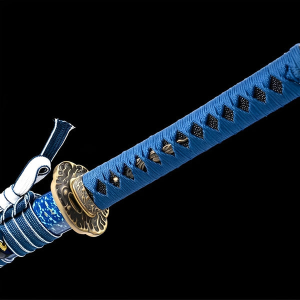 Kessho Sora Katana auf kunstvollem Ständer mit petrolblauer Saya und blauer Kristall-Spritz-Sekundärsaya