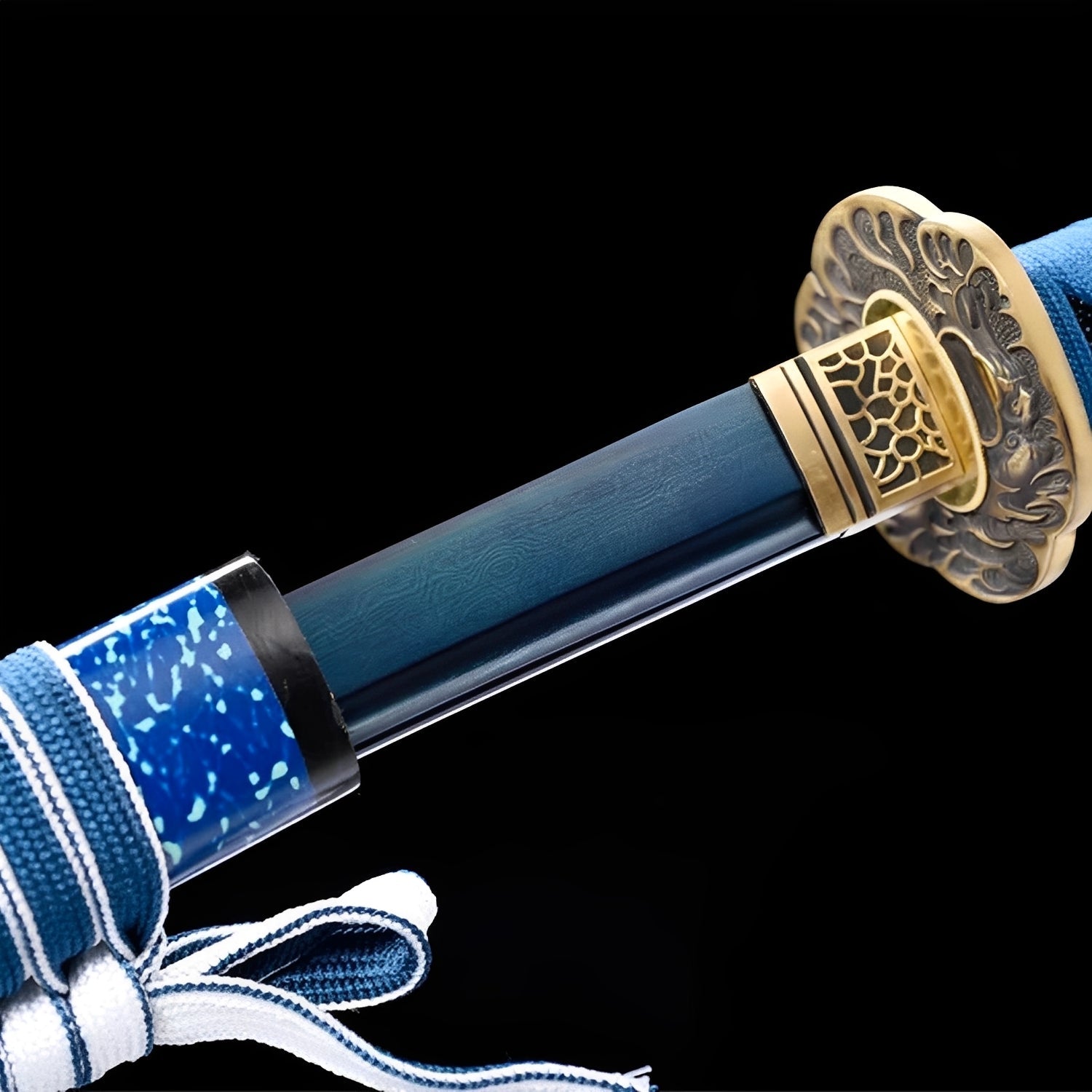 Kessho Sora Katana Nahaufnahme der blauen Damaststahl-Klinge mit Bo-Hi-Rille