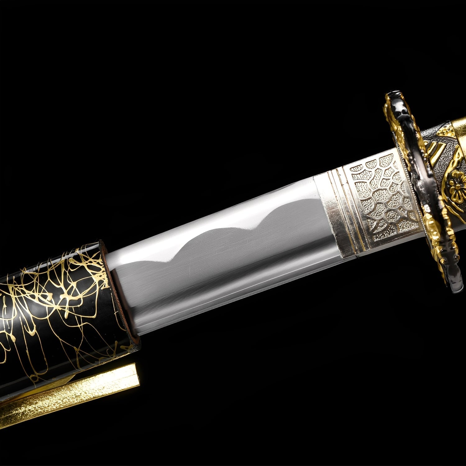 Kinkuro Katana Nahaufnahme der polierten 1060-Klinge mit Hamon und chrom-goldenem Tsuba