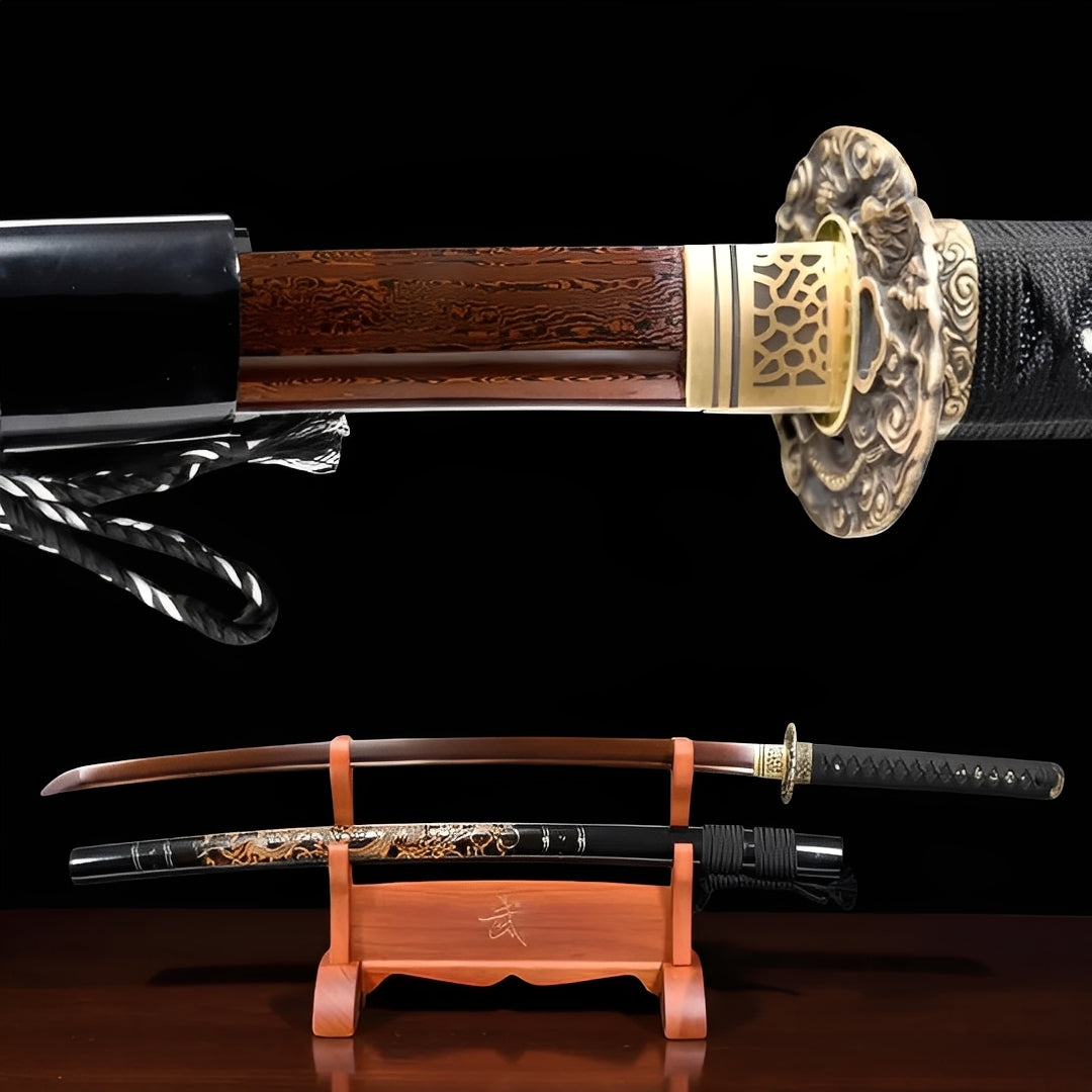 Kiso Hida Katana Gesamtansicht auf naturbelassenem Holzständer mit 武-Kanji, braune Holzmaserungs-Saya, rote Damaststahlklinge