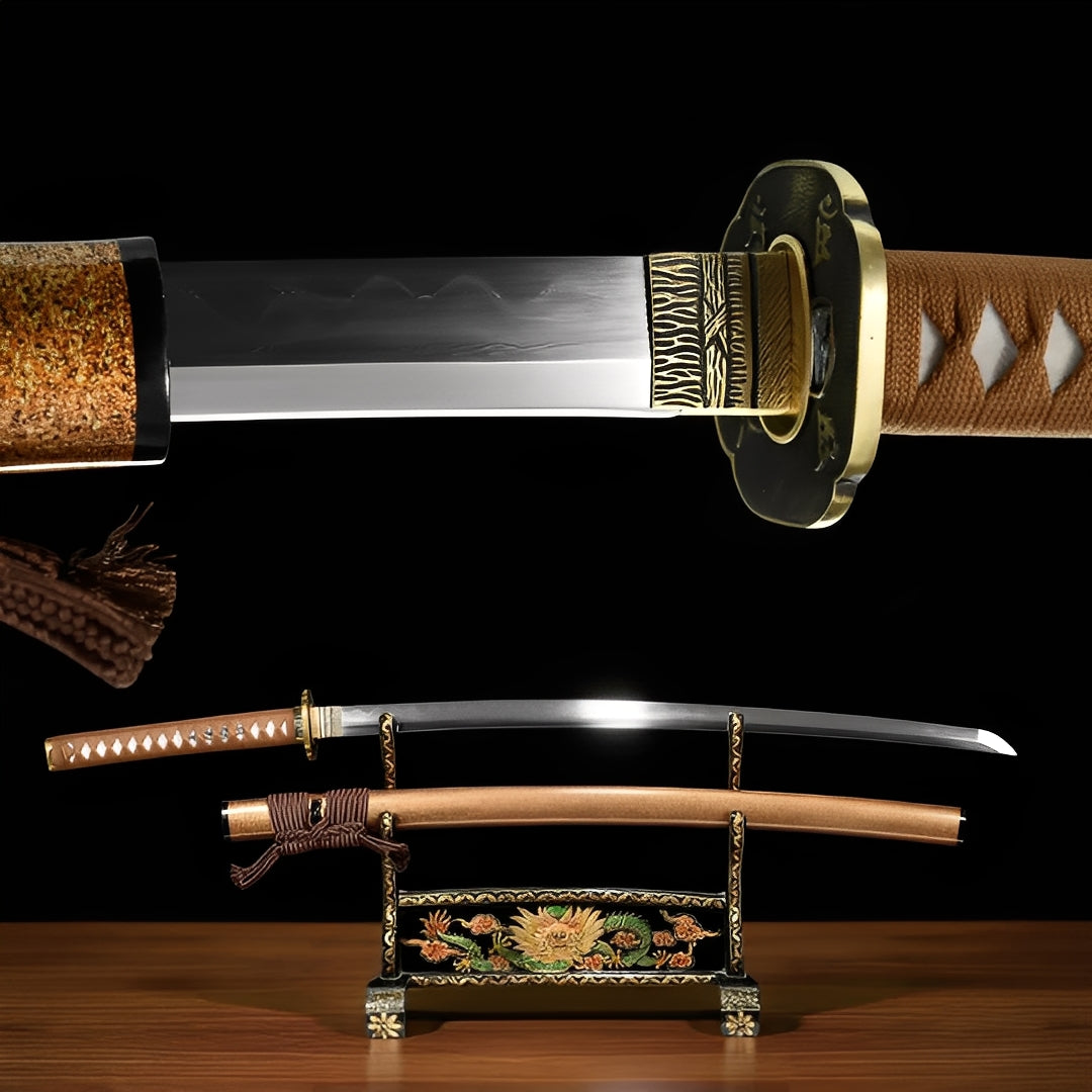 Kogarashi Katana Gesamtansicht auf kunstvollem Drachen-Pfingstrosen-Ständer mit glatter kupferner Saya