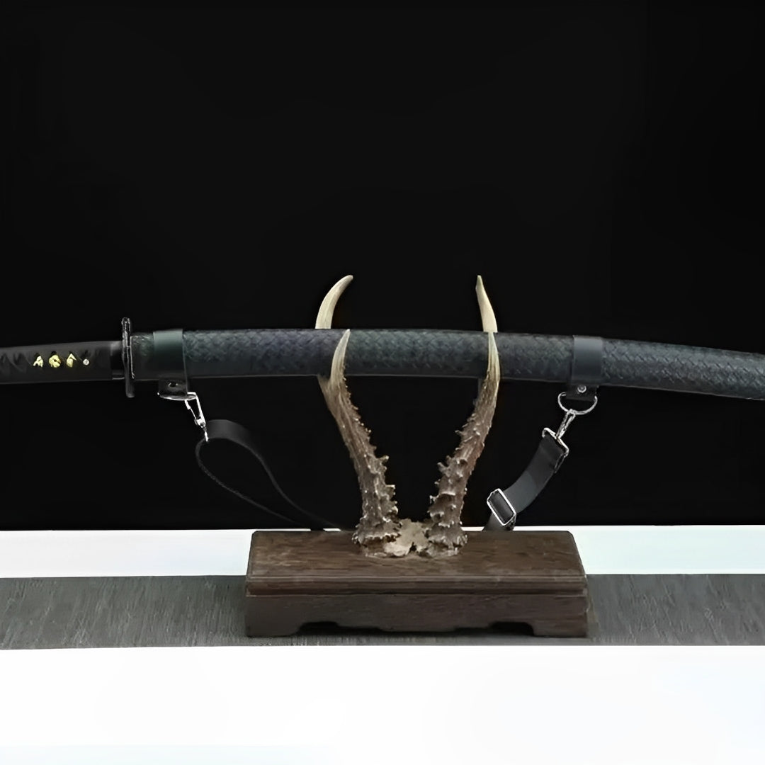 Kokuga Katana - 黒牙 — Griff-Detail mit Rochenhaut und Menuki