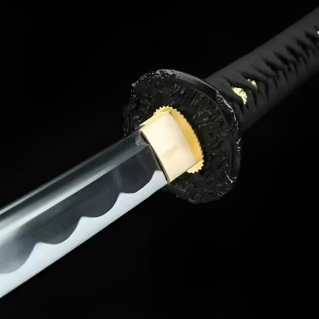 Kokuga Katana auf Display-Ständer mit voll-schwarzer Klinge und Drachen-Tsuba
