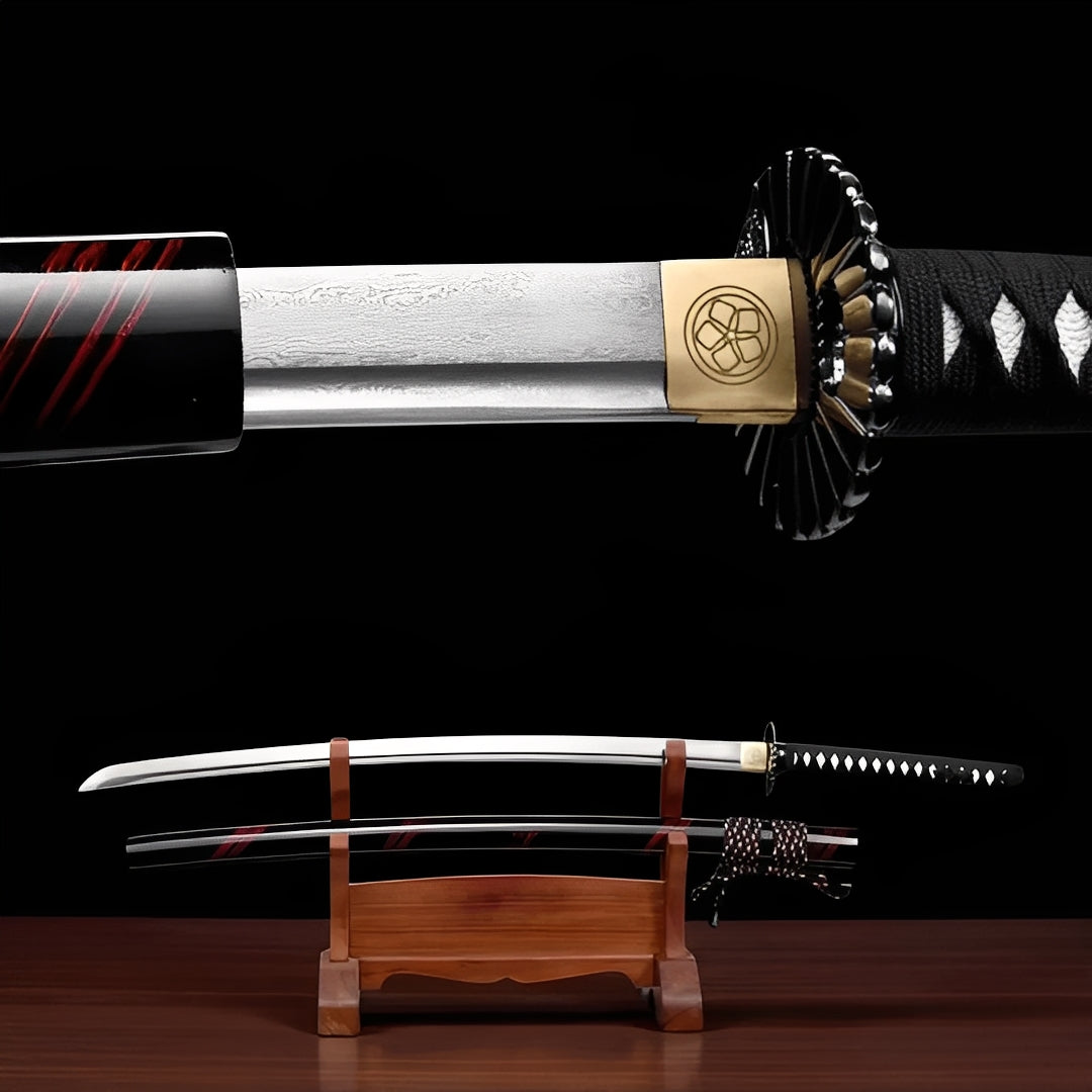 Kurenai Kage Katana Damast mit schwarzer Saya und karminroten Krallenspuren auf Holzständer