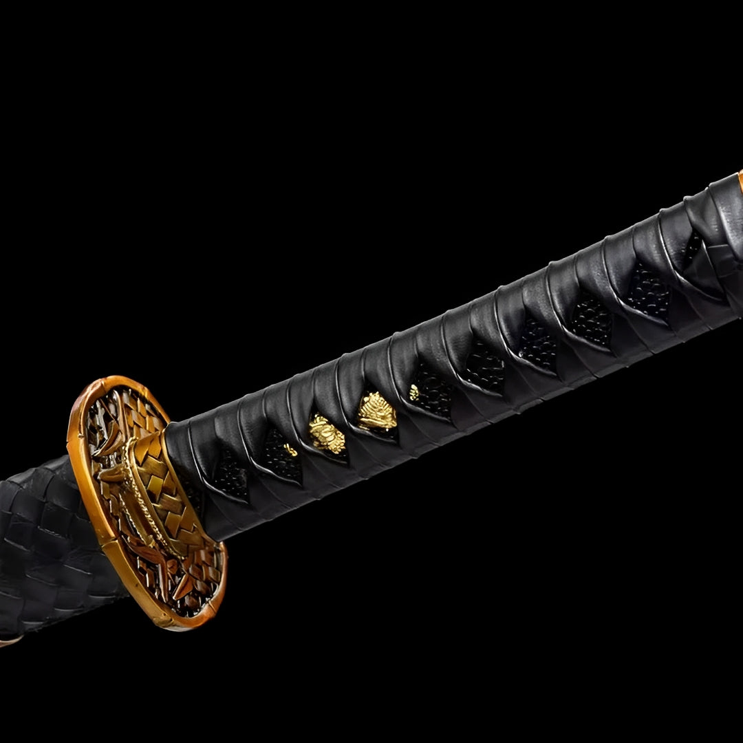Kurohana Wakizashi (Kohlenstoffstahl) - 黒華 — Saya Detail mit Beschlägen und Sageo