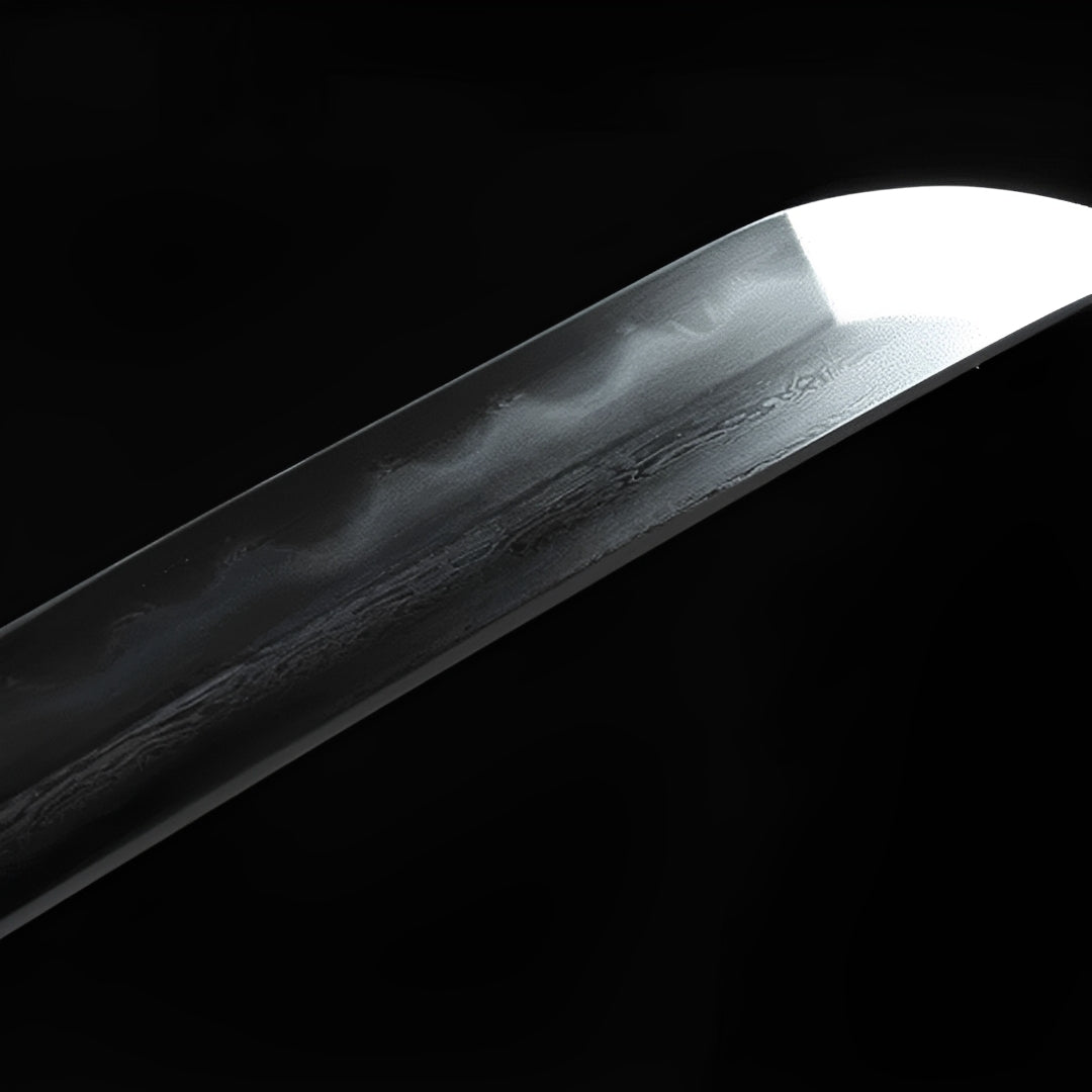 Kuroki Katana auf schwarzem Ständer mit naturbelassener Magnolienholz-Saya und sichtbarer Maserung