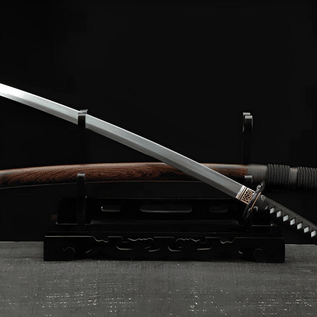 Kuroki Katana auf schwarzem Ständer mit naturbelassener Magnolienholz-Saya und sichtbarer Maserung
