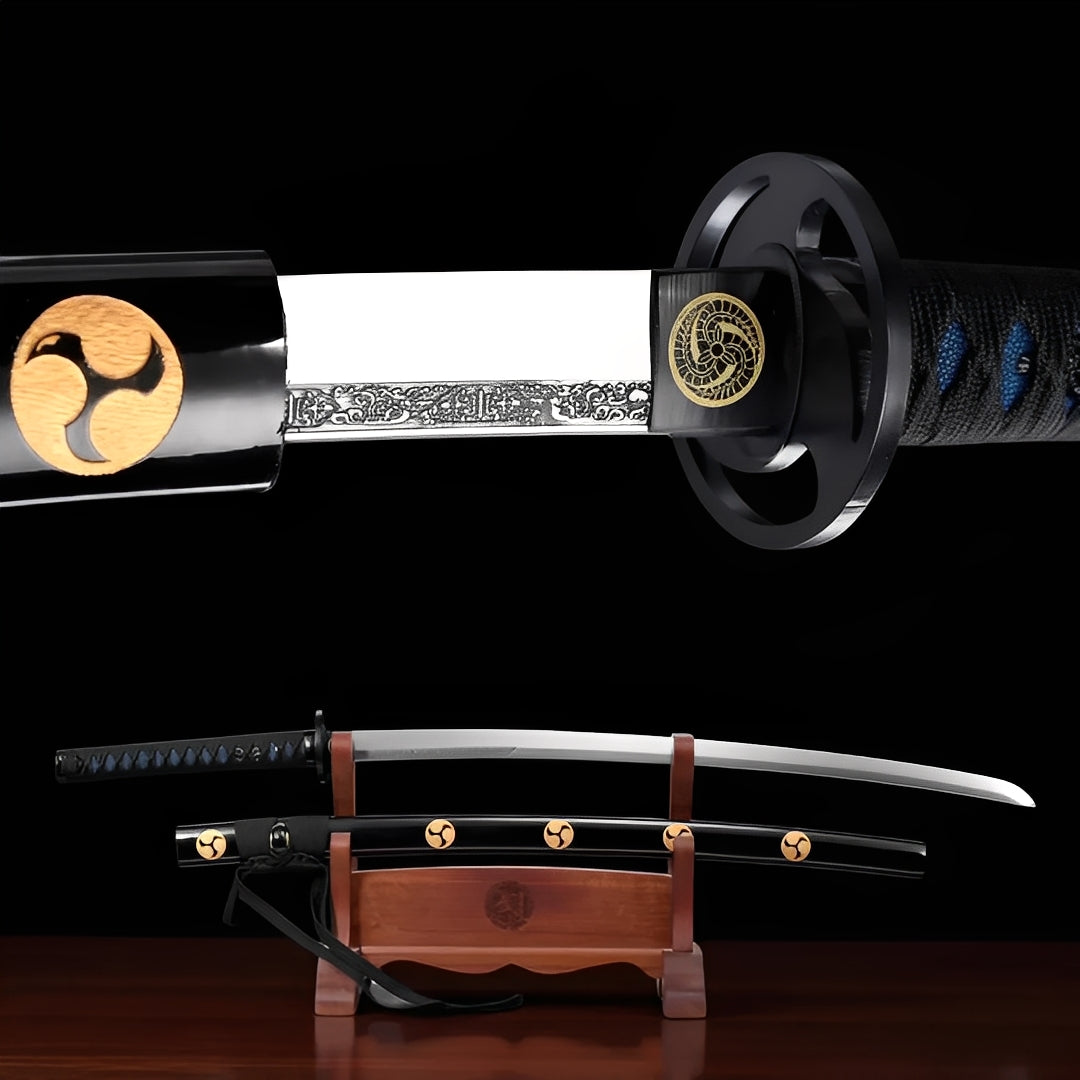 Mitsudomoe Katana auf Holzständer mit glänzend schwarzer Saya und vier goldenen Mitsudomoe-Emblemen