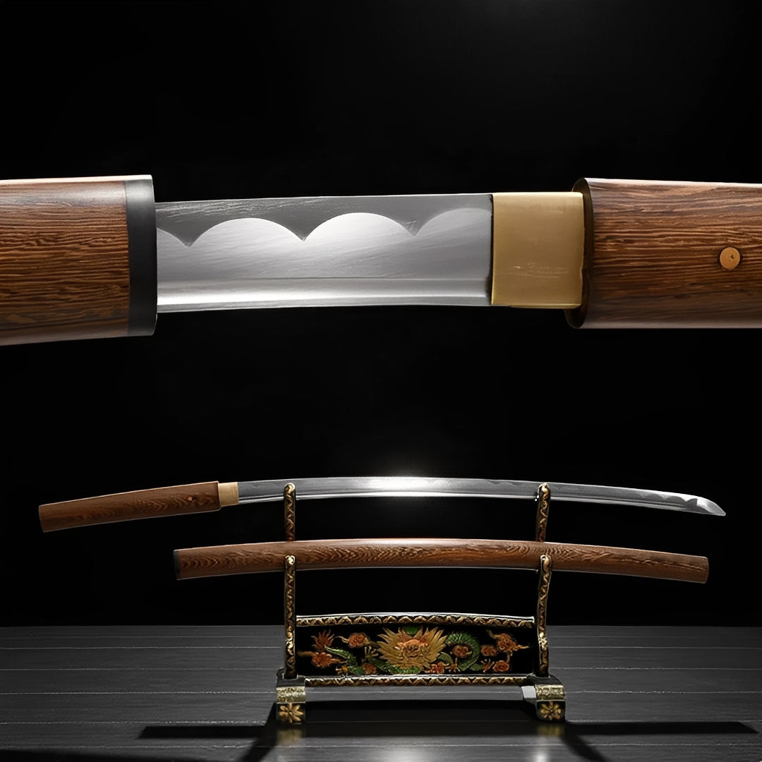 Mokuro Kageuchi Katana Gesamtansicht auf kunstvollem Drachen-Pfingstrosen-Ständer mit naturbelassenem Rosenholz