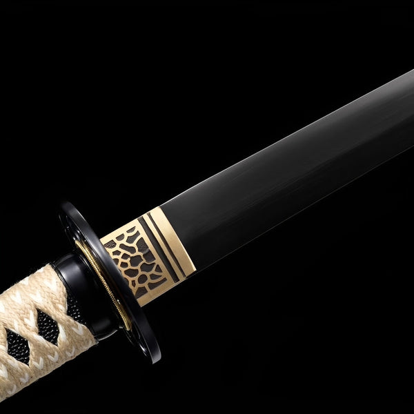 Obsidian Katana Nahaufnahme der schwarzen T10-Klinge mit Bronze-Waben-Habaki