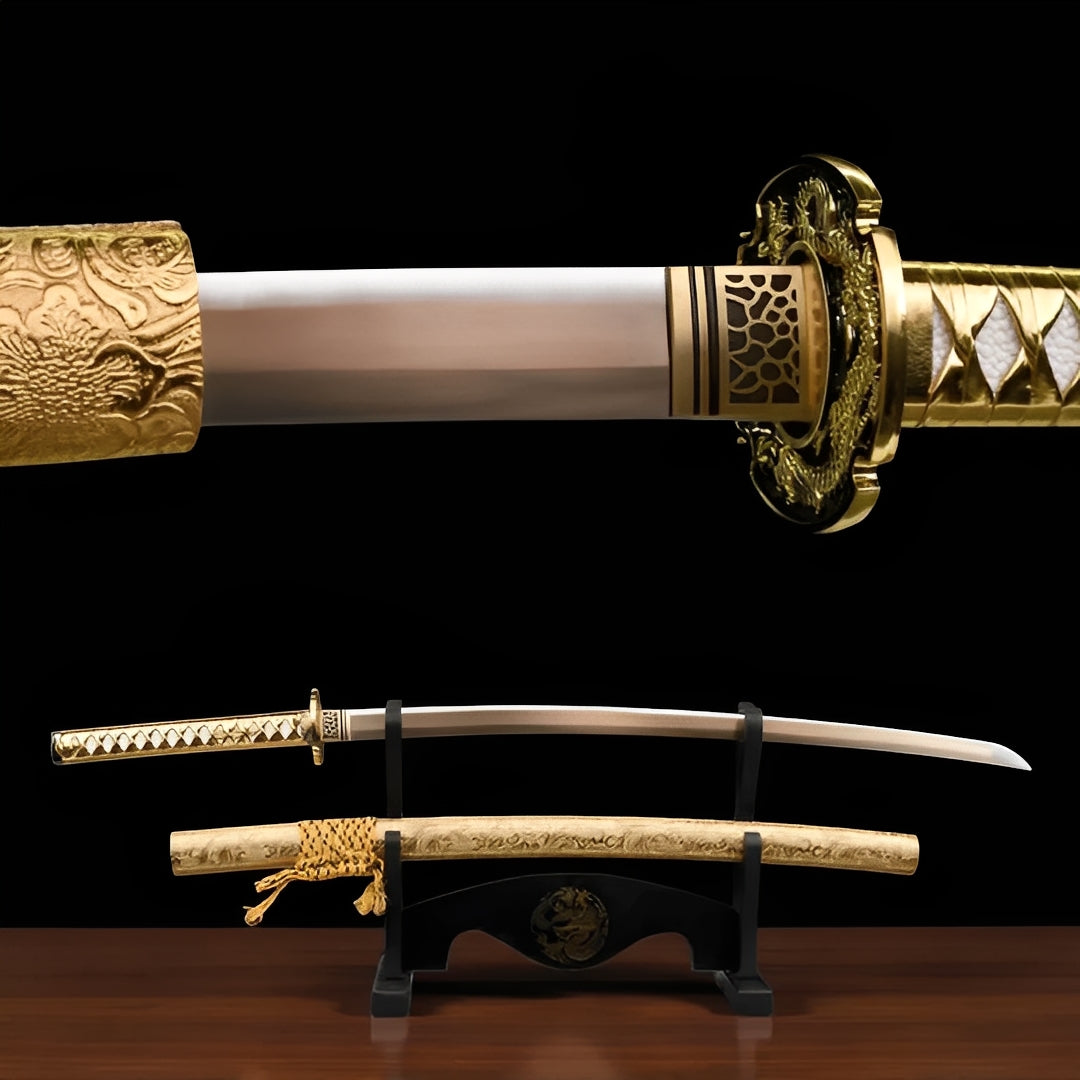 Ogon Ryushi Katana auf schwarzem Ständer mit goldener reliefgeschnitzter Drachen-Saya