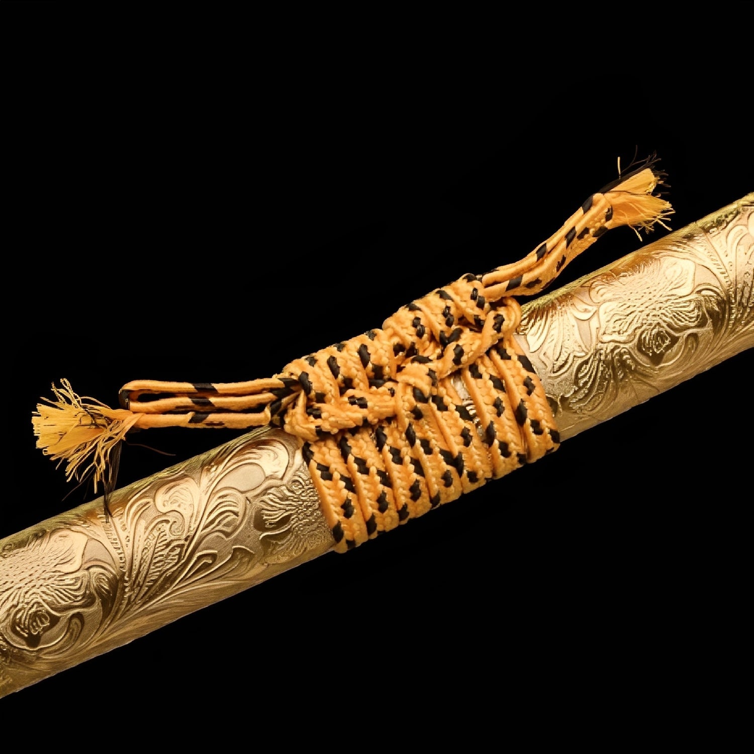 Ogon Ryushi Katana auf schwarzem Ständer mit goldener reliefgeschnitzter Drachen-Saya