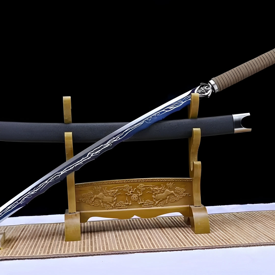 Raisenga Katana auf Display-Ständer mit weißem Blitz-Klingen-Overlay und gelb-und-schwarzer Wicklung