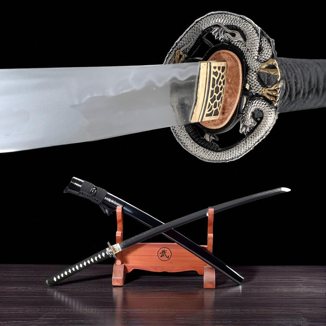 Ryujin Katana auf Holzständer mit 武-Kanji und echter Stachelrochen-Saya
