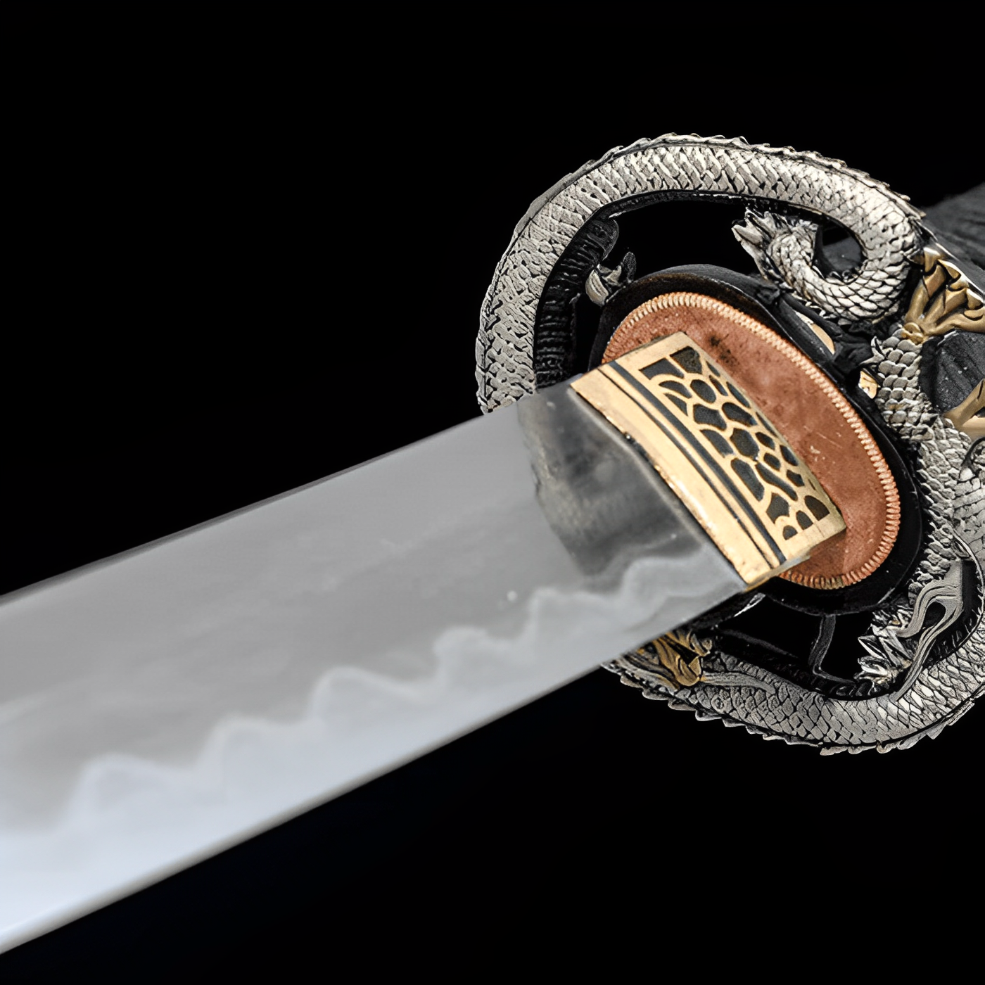 Ryujin Katana Nahaufnahme der T10-Damaststahl-Klinge mit echtem Hamon