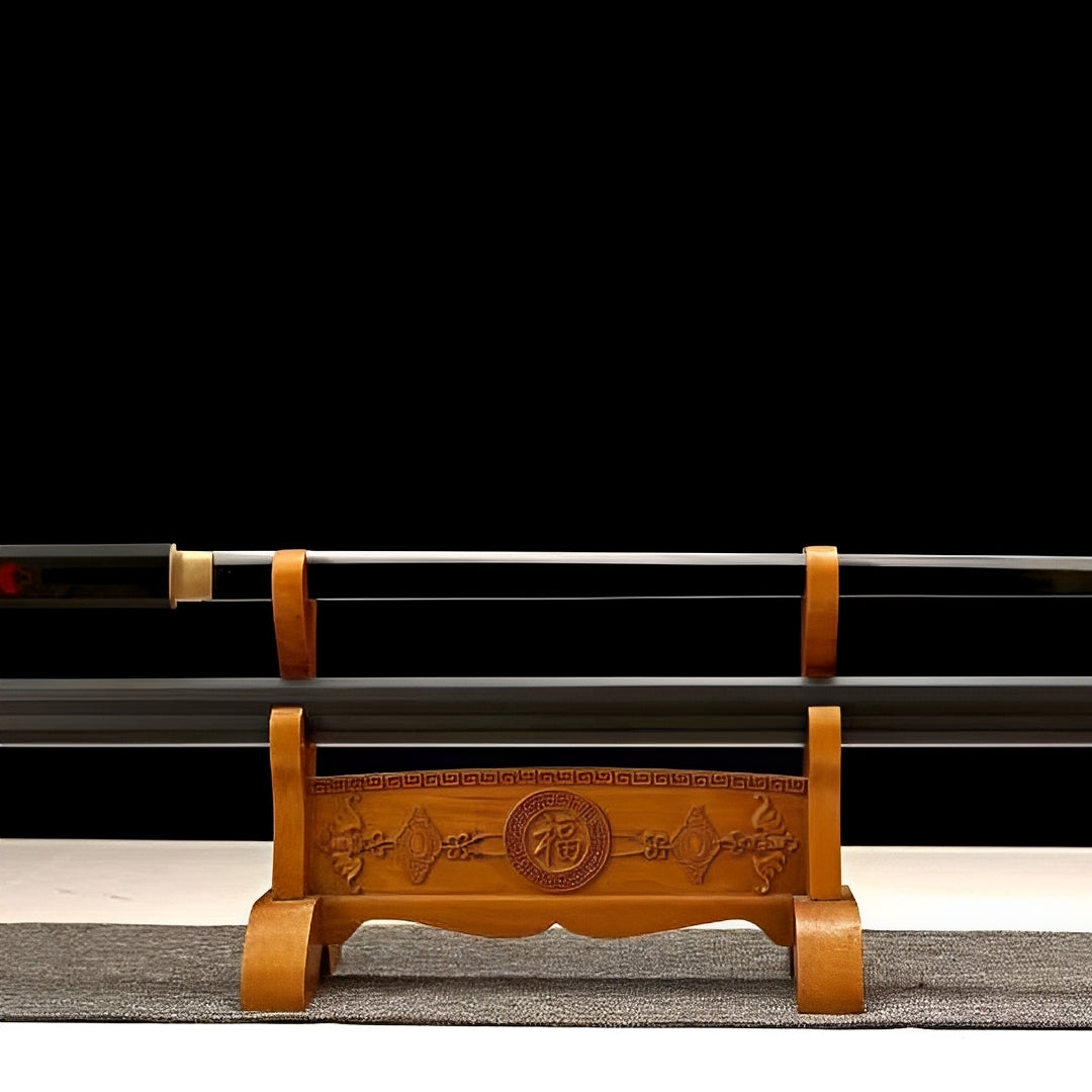 Sasuke Katana Kusanagi Chokutō mit gerader Klinge ohne Tsuba auf geschnitztem Holzständer